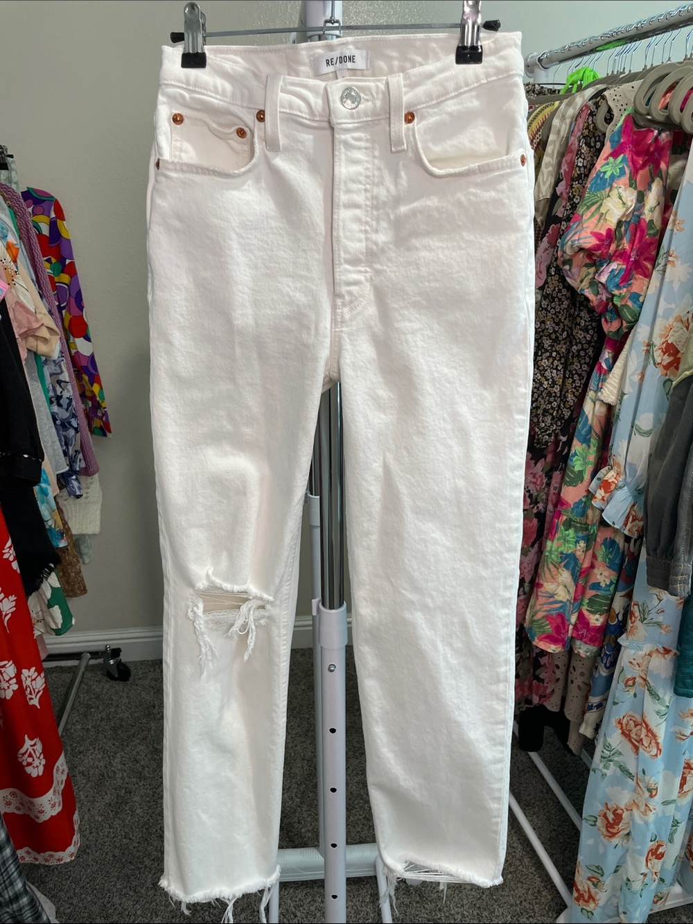 Re/Done White Straight Leg High-Rise Jeans with Distressed Knee